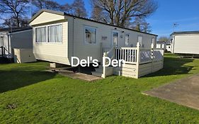 Del'S Den Lakeside Weeley Bridge