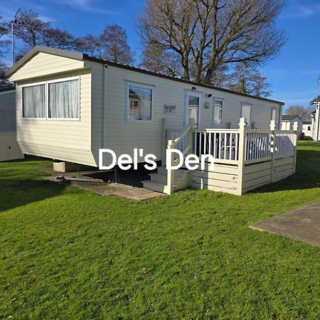 Del'S Den Lakeside Weeley Bridge Exterior photo