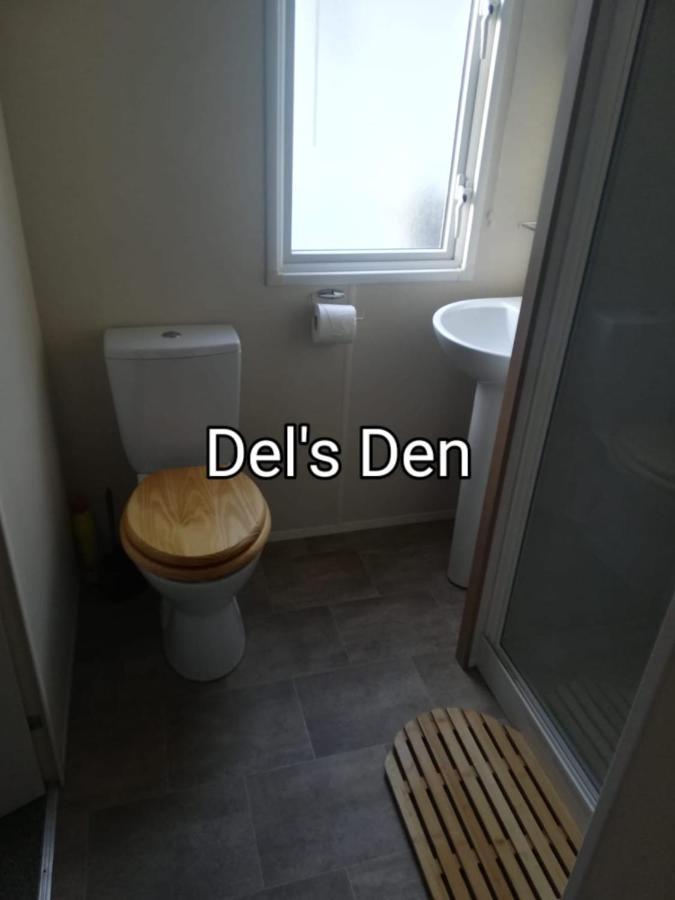 Del'S Den Lakeside Weeley Bridge Exterior photo