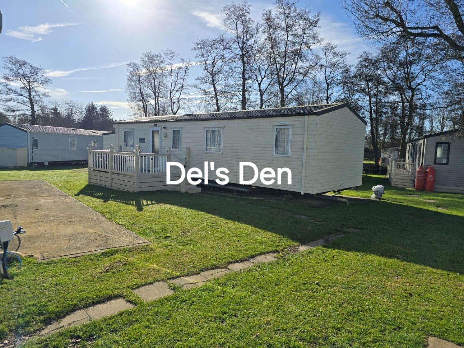 Del'S Den Lakeside Weeley Bridge Exterior photo