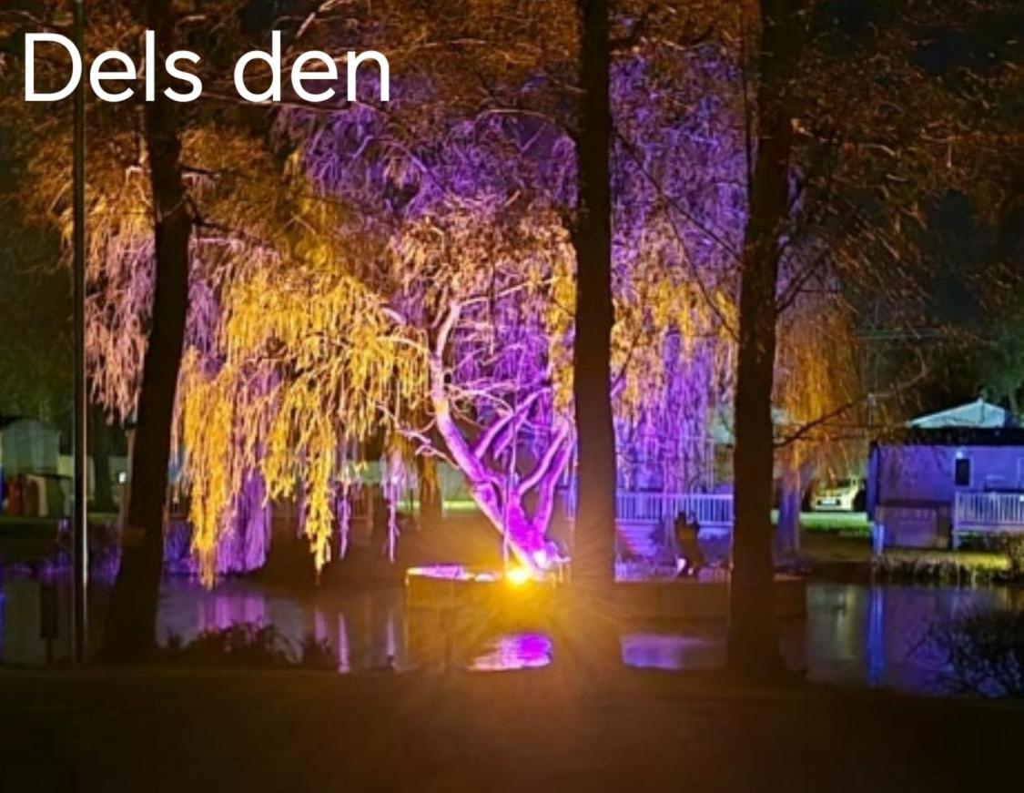 Del'S Den Lakeside Weeley Bridge Exterior photo
