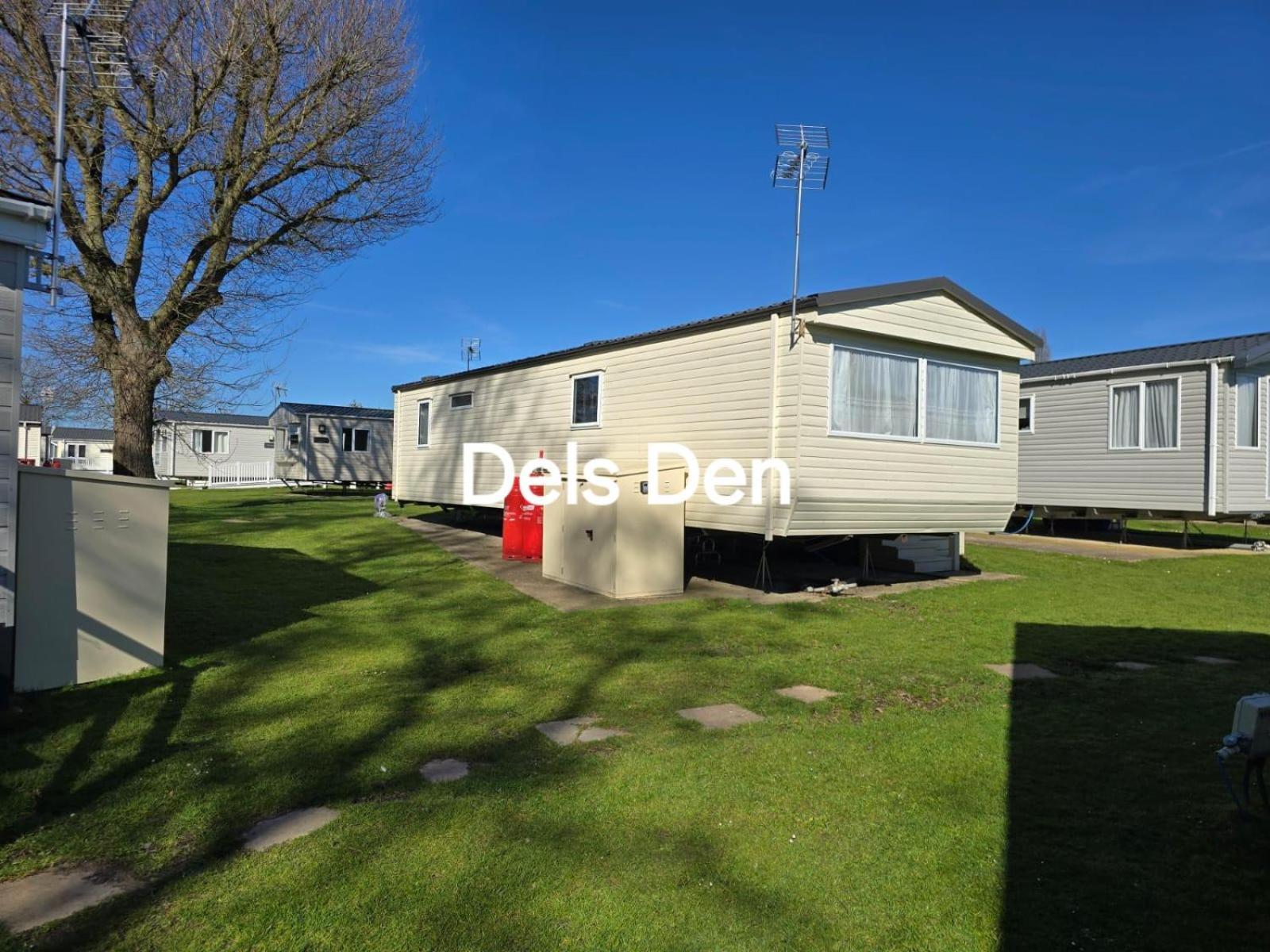Del'S Den Lakeside Weeley Bridge Exterior photo